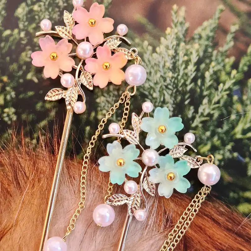 گیره مو زنانه مدل کانزاشی سه گل آویزدار کد brg k4325