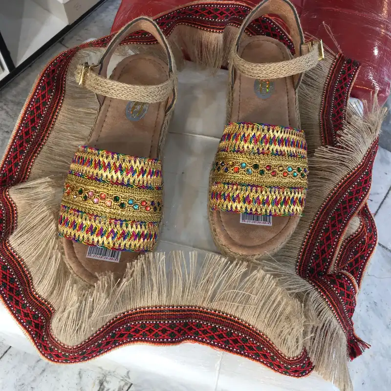 صندل زنانه مدل كنفي سوزندوزي 105