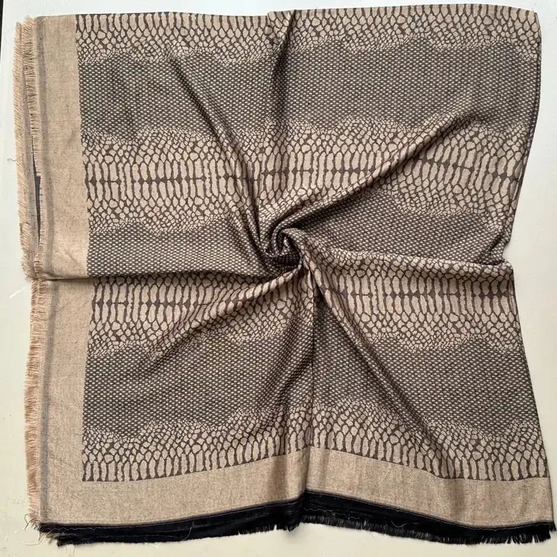 روسری زنانه مدل نخی ژاکارد پوست ماری رسمی چهارفصل قواره بزرگ 140 کد 12