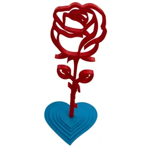 گل مصنوعی مدل رز روی قلب