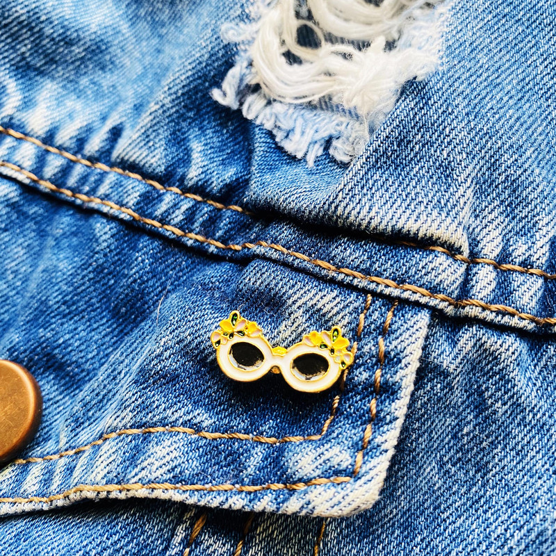 سنجاق سینه دخترانه مدل پین فلزی طرح عینک