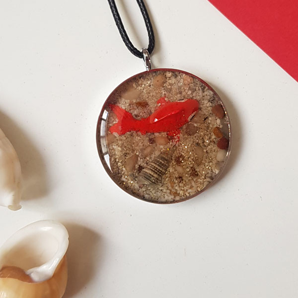 گردنبند دخترانه مدل رزینی طرح حوض ماهی گردنبند دخترانه مدل رزینی طرح حوض ماهی