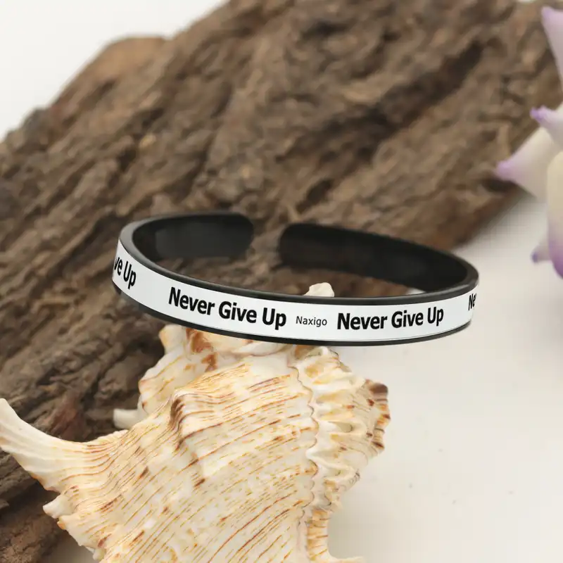 دستبند ناکسیگو طرح Never Give Up مدل BR5463
