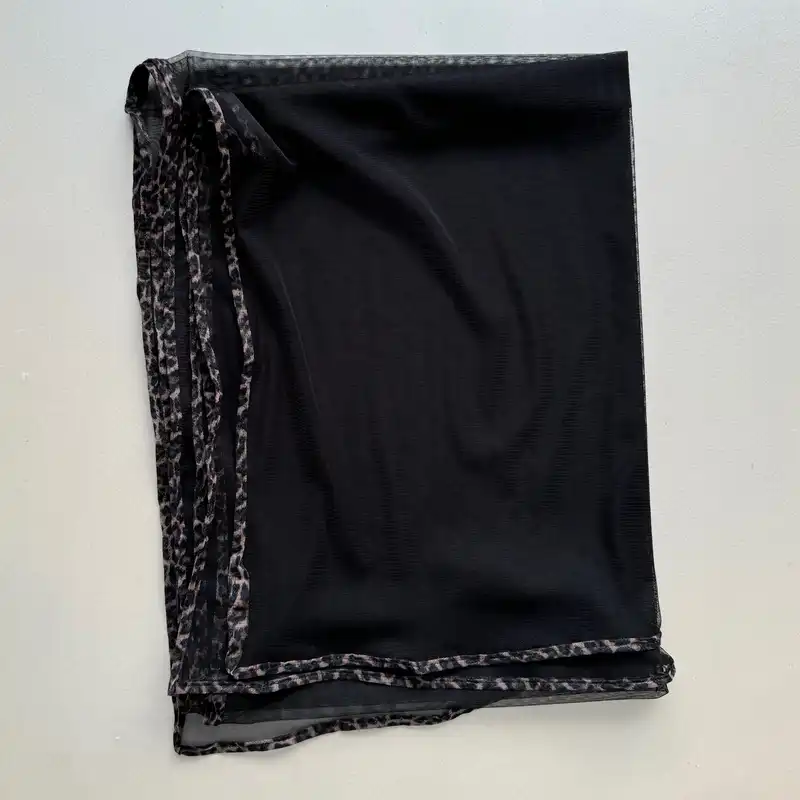 شال زنانه مدل توری ساده دور نوار پلنگی دوزی