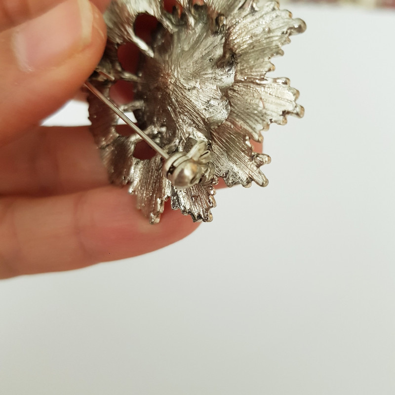 سنجاق سینه زنانه مدل گل مرواریدی و نگین سنجاق سینه زنانه مدل گل مرواریدی و نگین