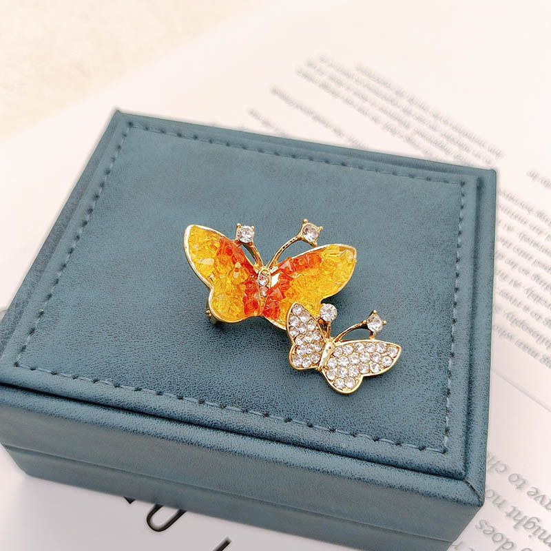 گل سینه زنانه مدل پروانه