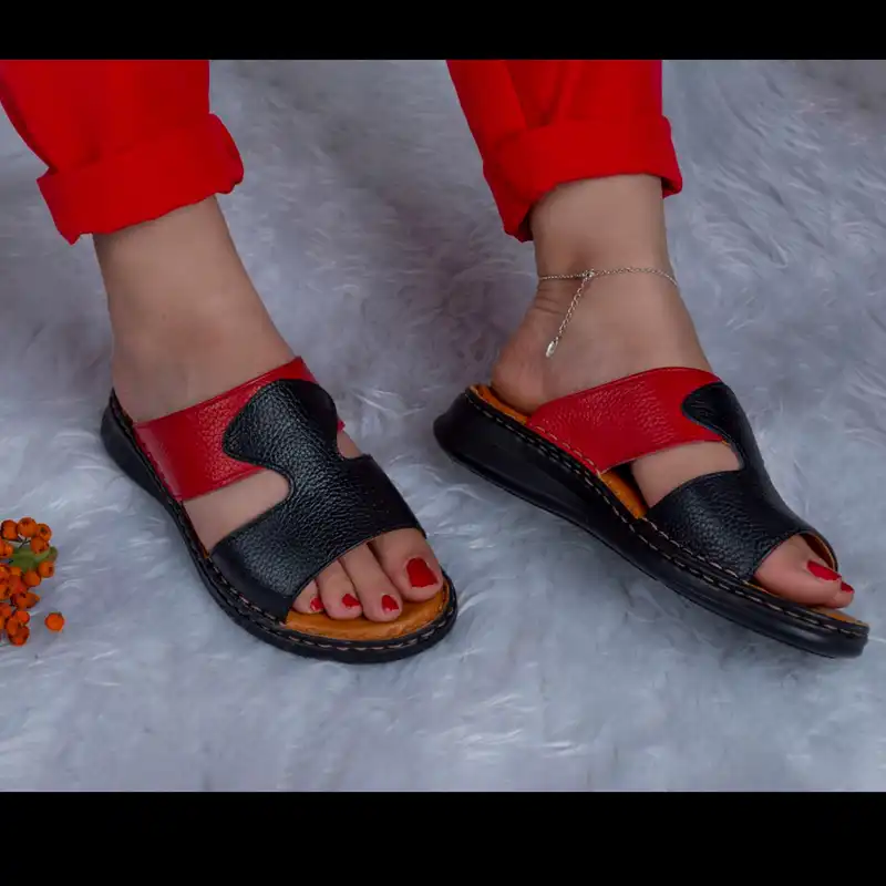 دمپایی زنانه مدل چرم طبیعی کد 016 رنگ مشکی قرمز