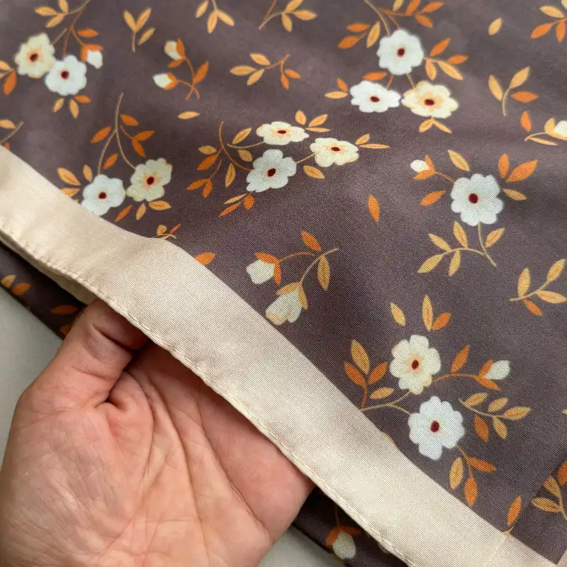 روسری زنانه مدل نخی شاد گلدار قواره بزرگ منگوله دار