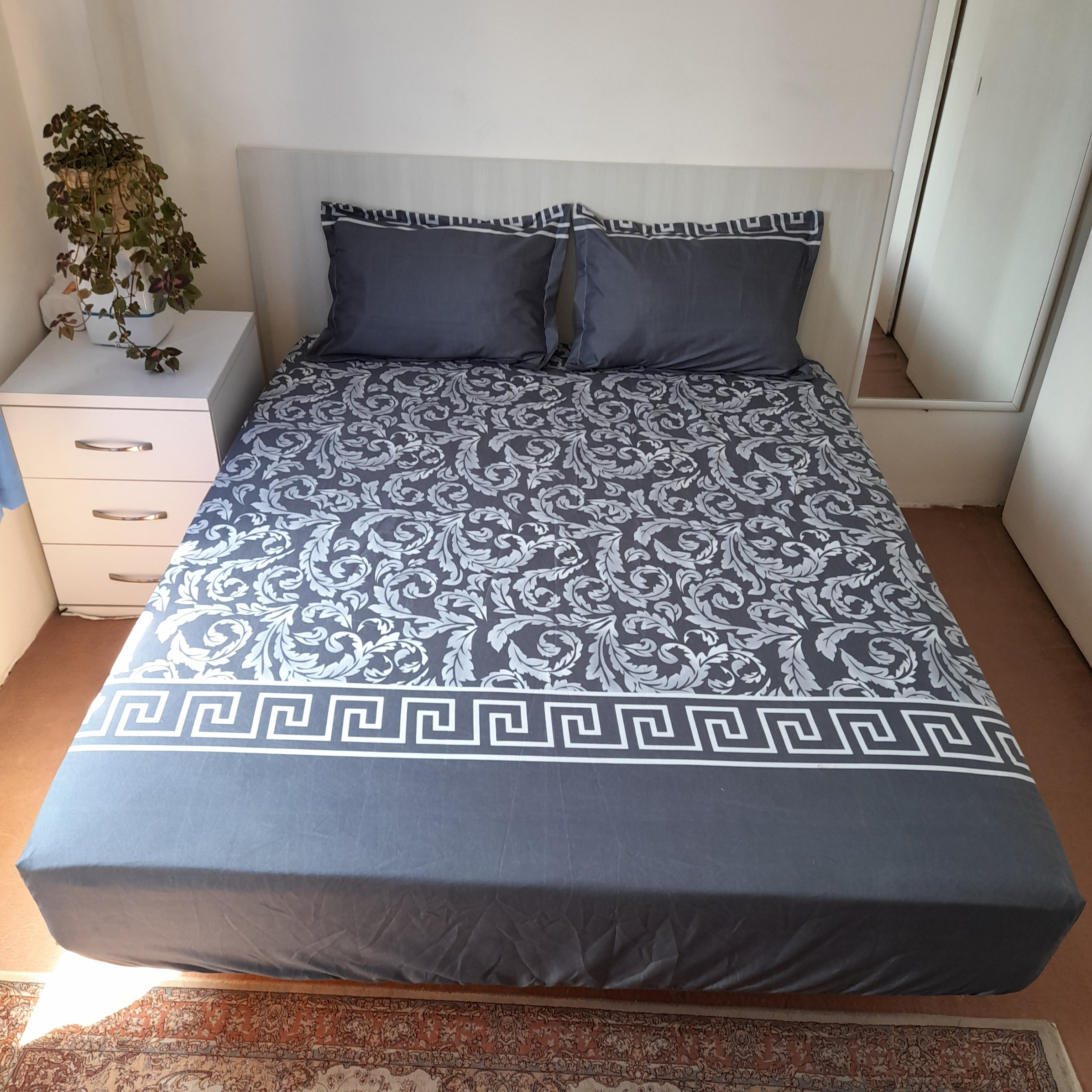 سرویس ملحفه مدل کشدار ni06056 طرح حاشیه ورساچ کد 180 دو نفره سه تکه