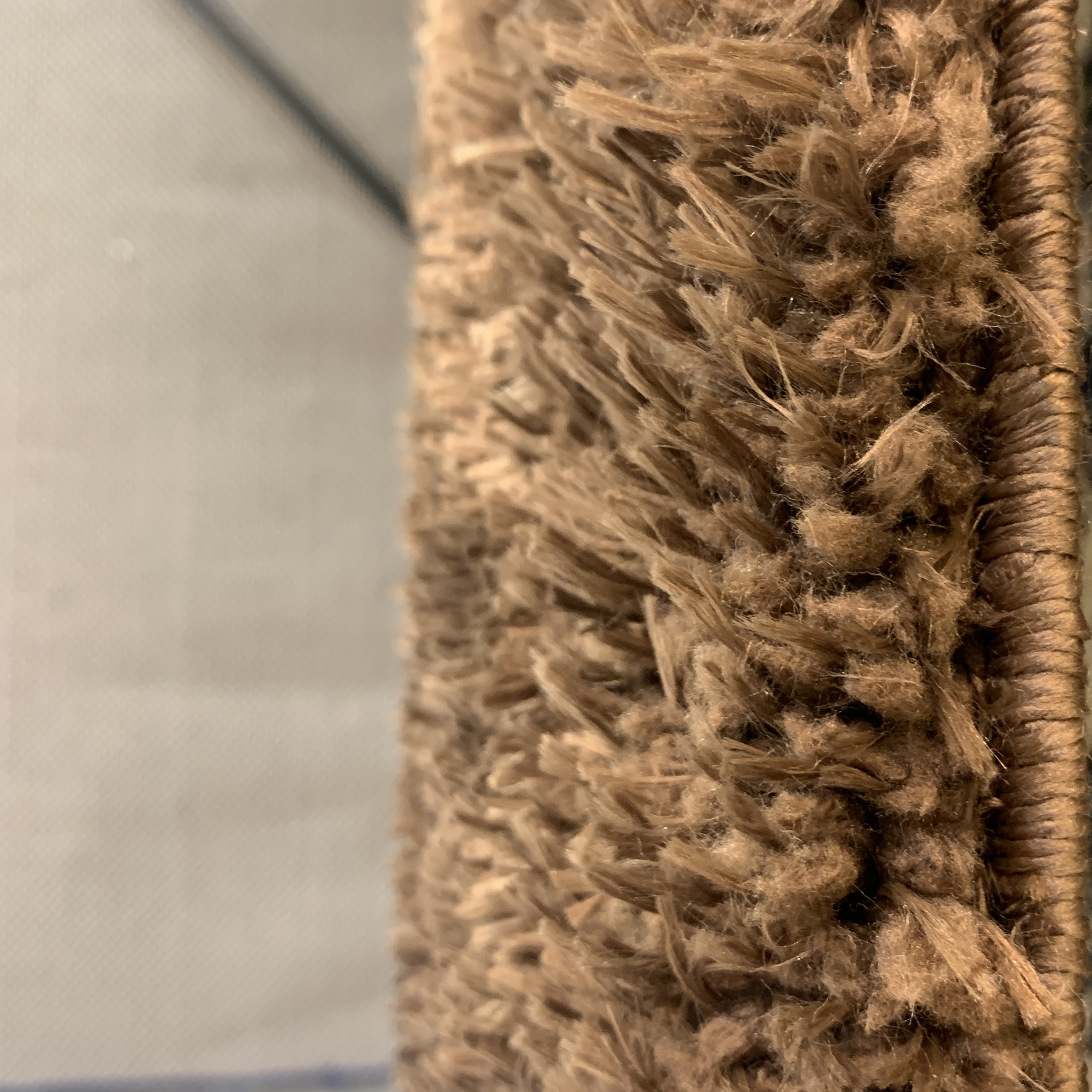 فرش ماشینی مدل شگی فلوکاتی زمینه قهوه ای