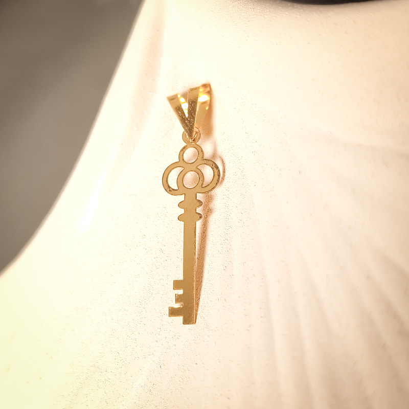 آویز گردنبند طلا 18 عیار زنانه ناریا طرح کلید