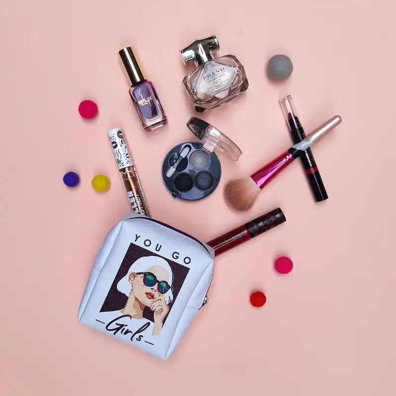 کیف لوازم آرایش زنانه طرح یوگو مدل CB-005