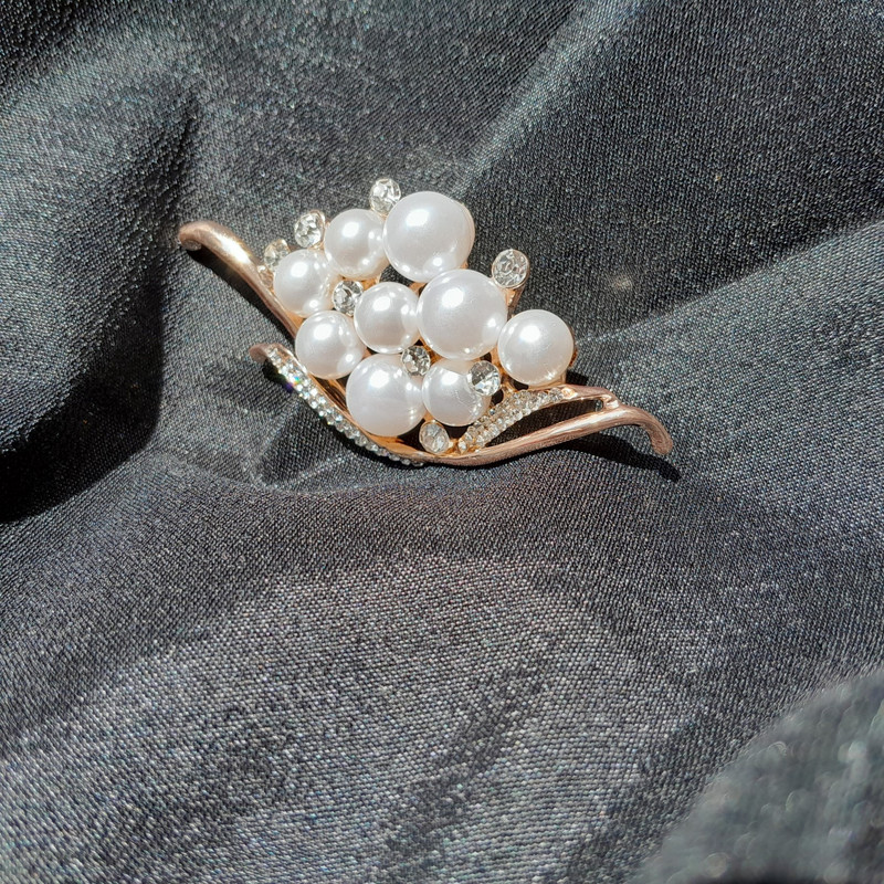 گل سینه زنانه مدل سبد مروارید کد 338