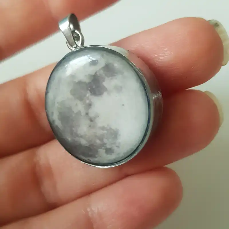 گردنبند مدل رزینی طرح ماه شبتاب