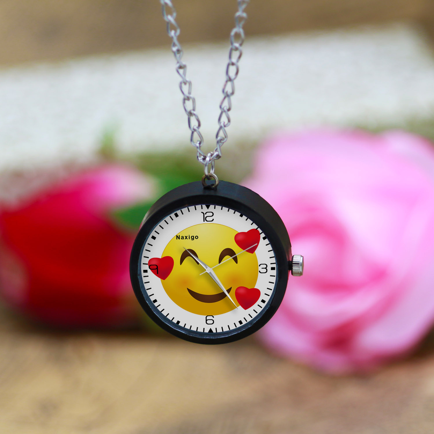 ساعت گردنبندی عقربه ای ناکسیگو مدل ایموجی کد NF12788 ساعت گردنبندی عقربه ای ناکسیگو مدل ایموجی کد NF12788