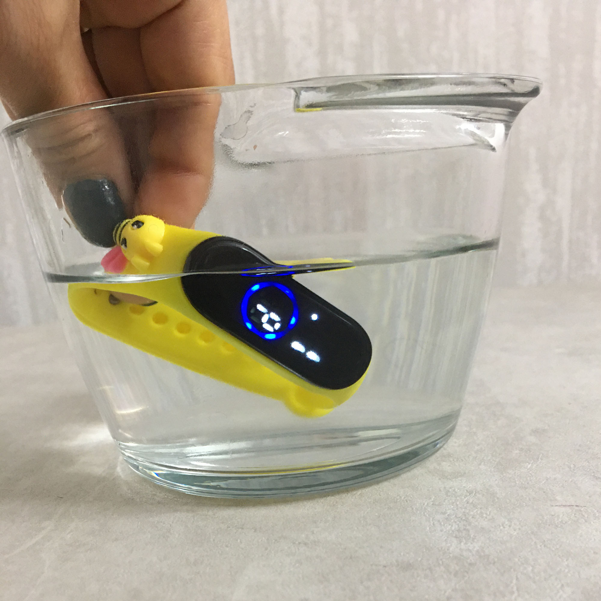 ساعت مچی دیجیتال مدل ضد آب سیلیکونی طرح زنبور کیوت کد bee yel 33