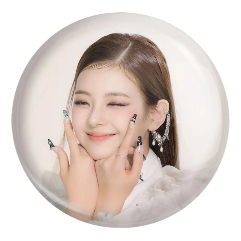 پیکسل خندالو طرح لیا گروه ایتزی ITZY کد 20195 مدل بزرگ