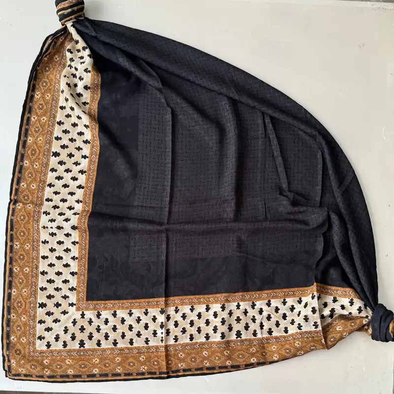 روسری زنانه مدل نخ حریری گارزا گلدار قواره 120 کد 8