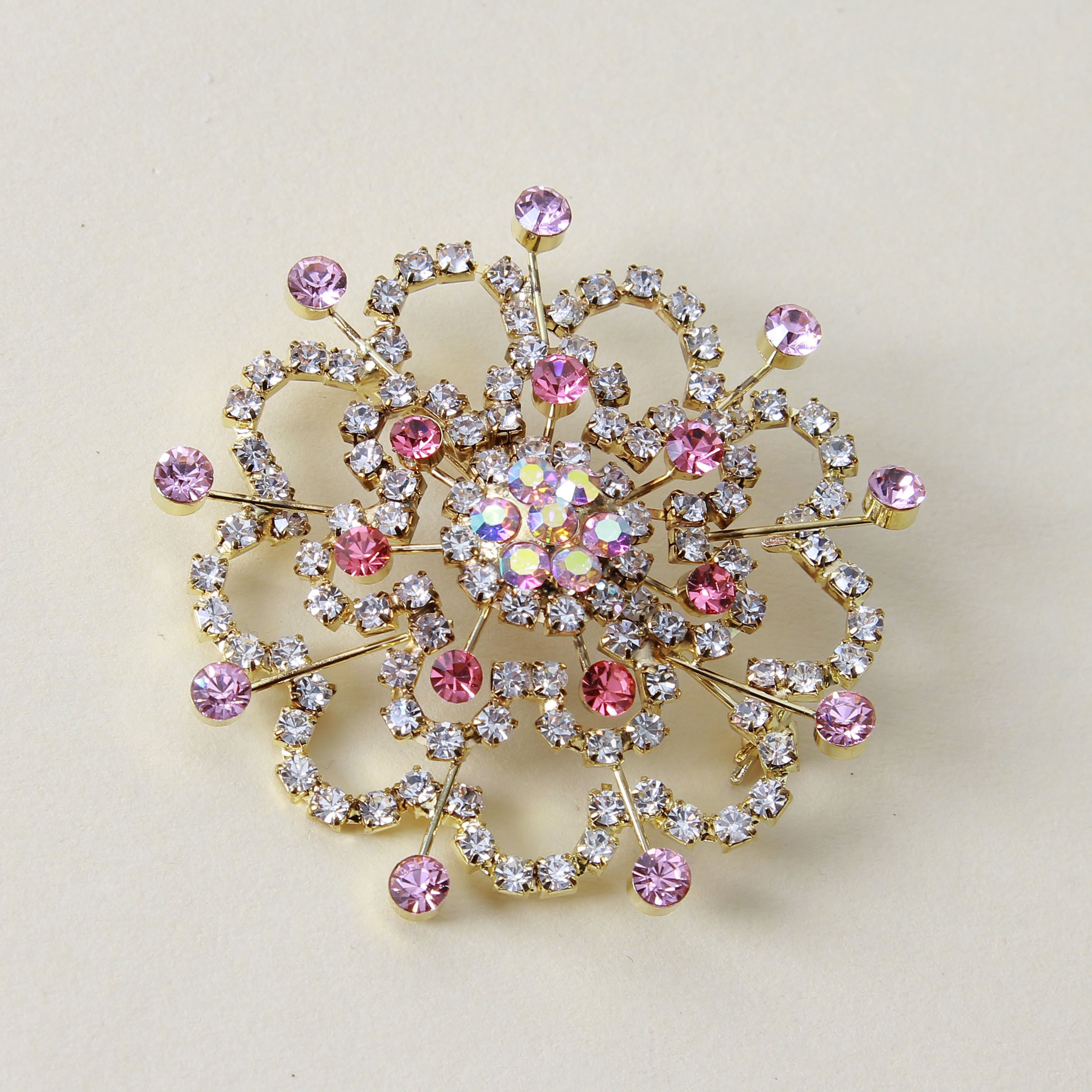 گل سینه زنانه بازرگانی میلادی مدل استیل ضد حساسیت رنگ ثابت فول نگین بدون ریزش کلاسیک کد ACZ_041 گل سینه زنانه بازرگانی میلادی مدل استیل ضد حساسیت رنگ ثابت فول نگین بدون ریزش کلاسیک کد ACZ_041