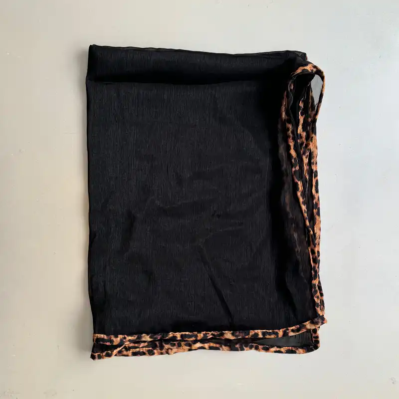 شال زنانه مدل حریر شیشه ای دور نوار