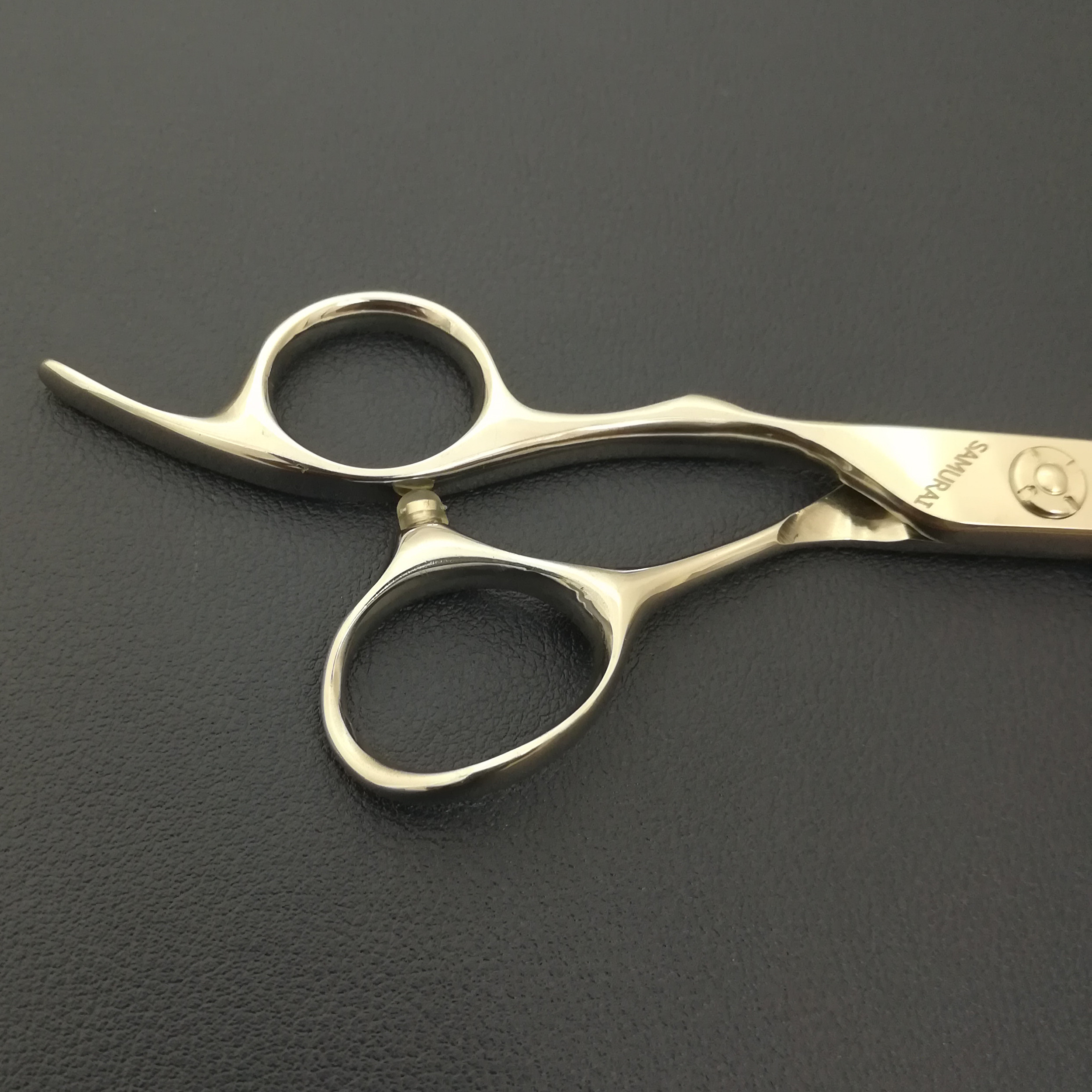 قیچی آرایشگری و شانه مو سامورایی مدل F2L-60 قیچی آرایشگری و شانه مو سامورایی مدل F2L-60