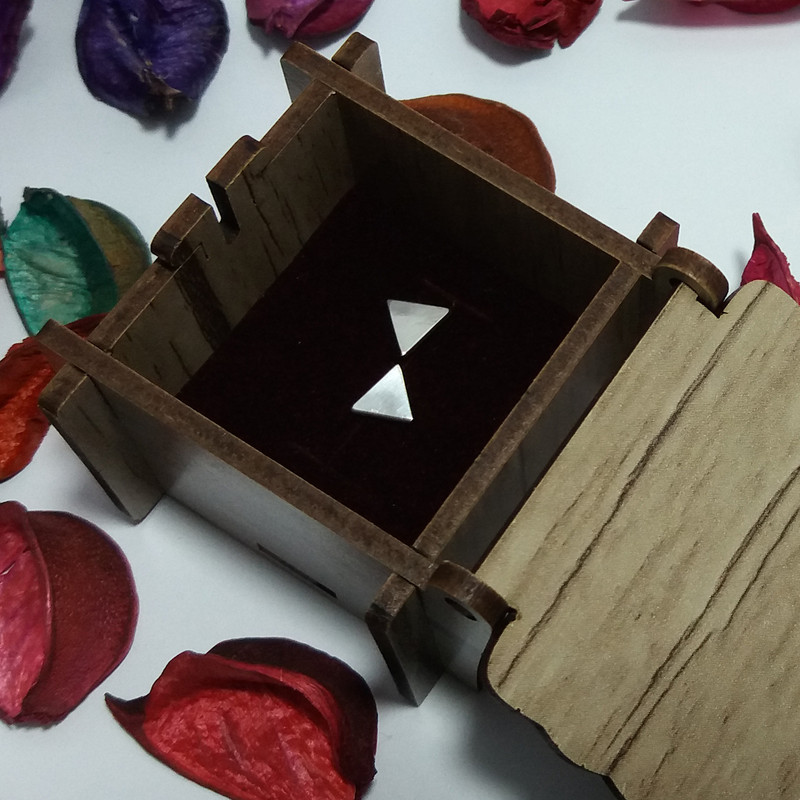 گوشواره نقره زنانه طرح مثلث گوشواره نقره زنانه طرح مثلث