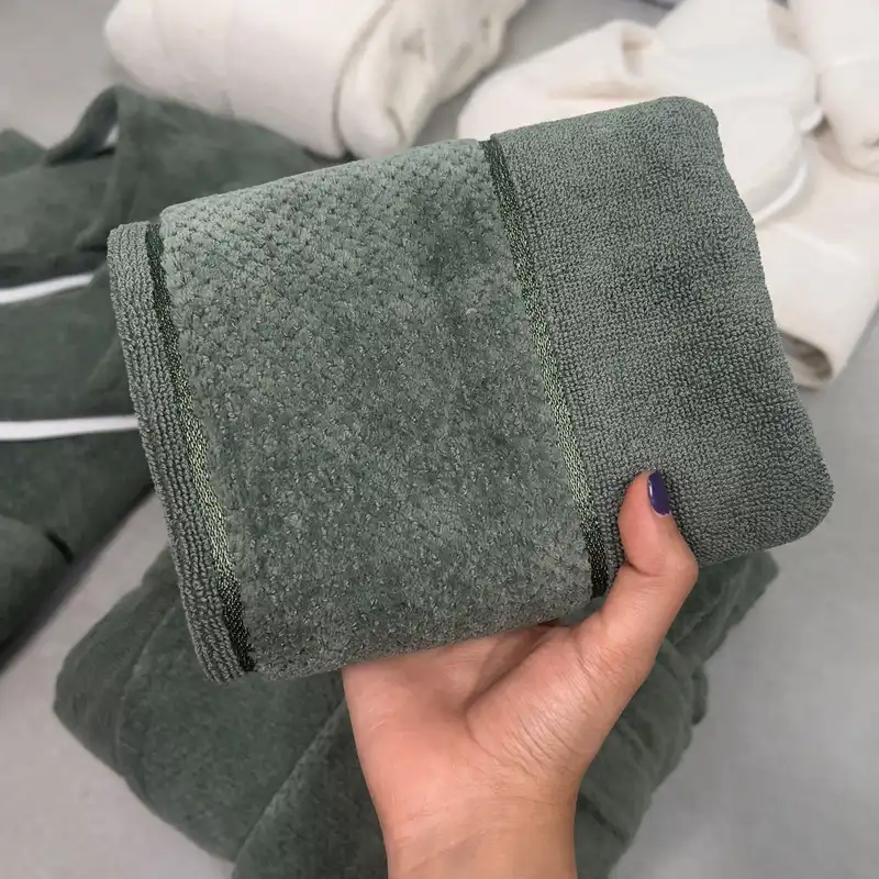 سرویس حوله پالتویی 11 تکه مدل عروس و داماد طرح میکرو کد 61891