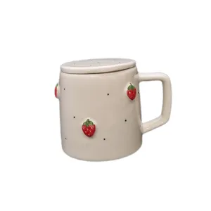 ماگ سرامیکی مدل درب دار طرح توت فرنگی