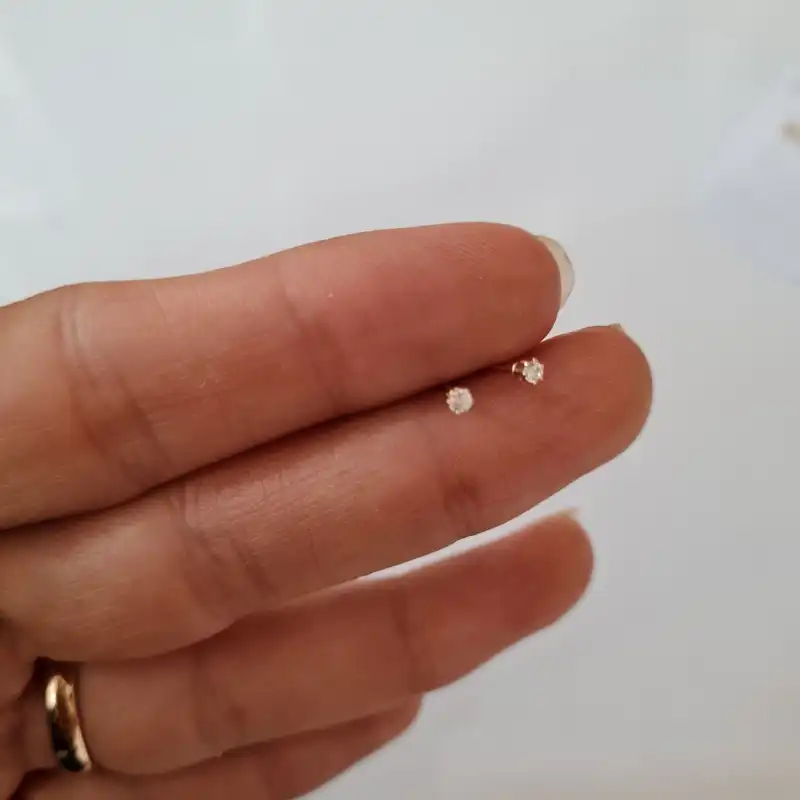 گوشواره زنانه ژوپینگ مدل نگینی ریز