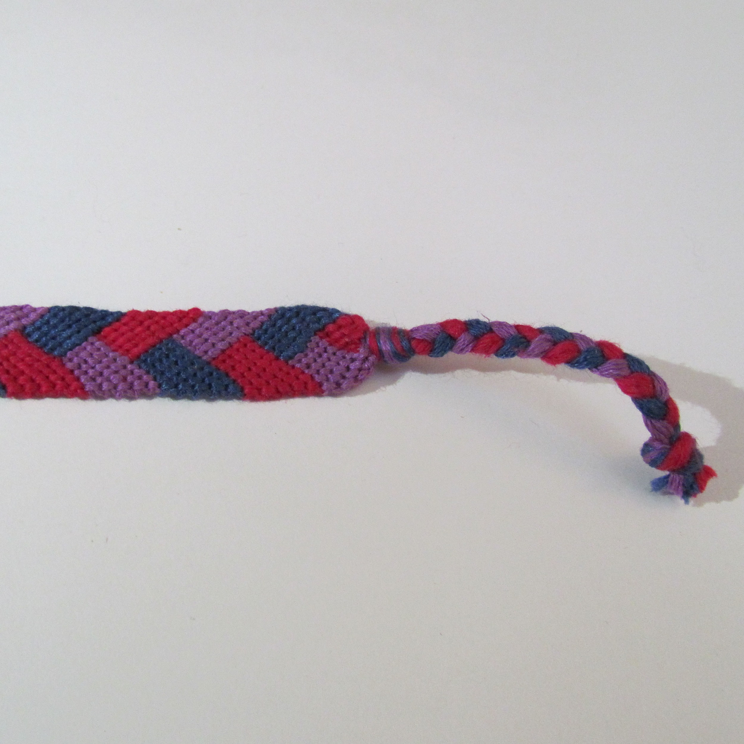 دستبند مدل نخی دستباف کد A5