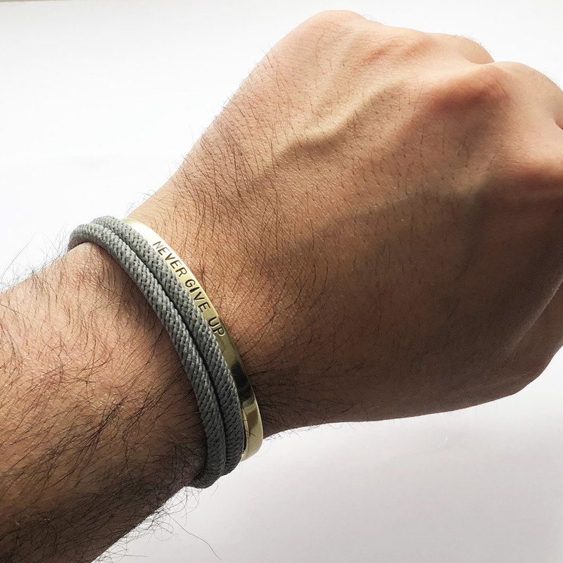 دستبند گالری عزیزی مدل برنجی طرح هرگز تسلیم نشو