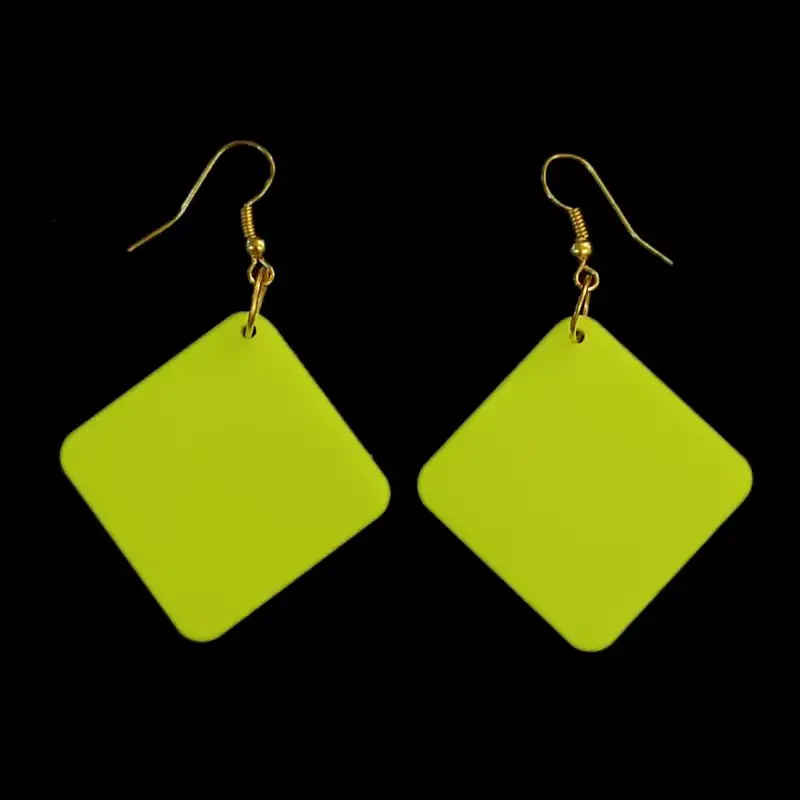 گوشواره زنانه مدل عروسکی پلکسی