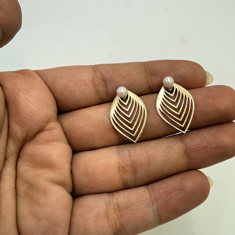 گوشواره میخی طلا کم اجرت 18 عیار زنانه مان گالری مدل برگ و مروارید کد E-500141