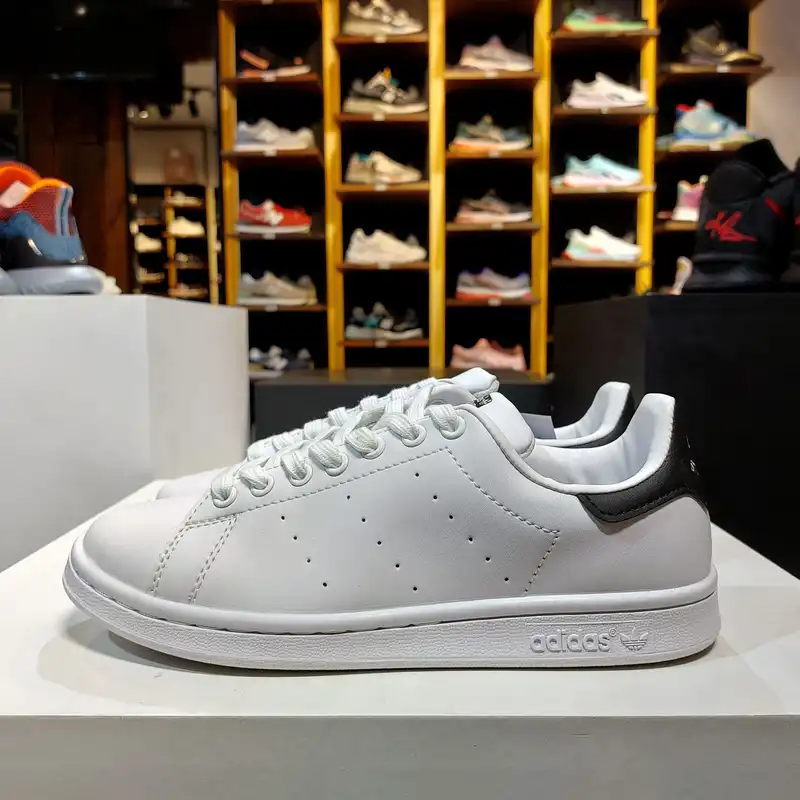 کفش پیاده روی مدل STAN SMITH WHBK-104037005