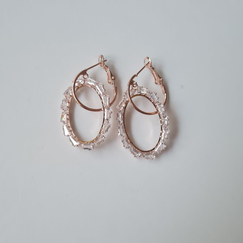 گوشواره زنانه مدل بیضی نگین دار گوشواره زنانه مدل بیضی نگین دار