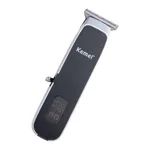 ماشین اصلاح موی سر و صورت کیمی مدل KM-1893، اصلاح به صورت خط زن، طراحی ارگونومیک، منبع انرژی با باتری، تکنولوژی اصلاح به صورت برش مستقیم، مدت زمان شارژ 120 دقیقه و مدت زمان استفاده پس از شارژ 90 دقیقه، به همراه برس تمیزکننده، کابل شارژ USB و روغن