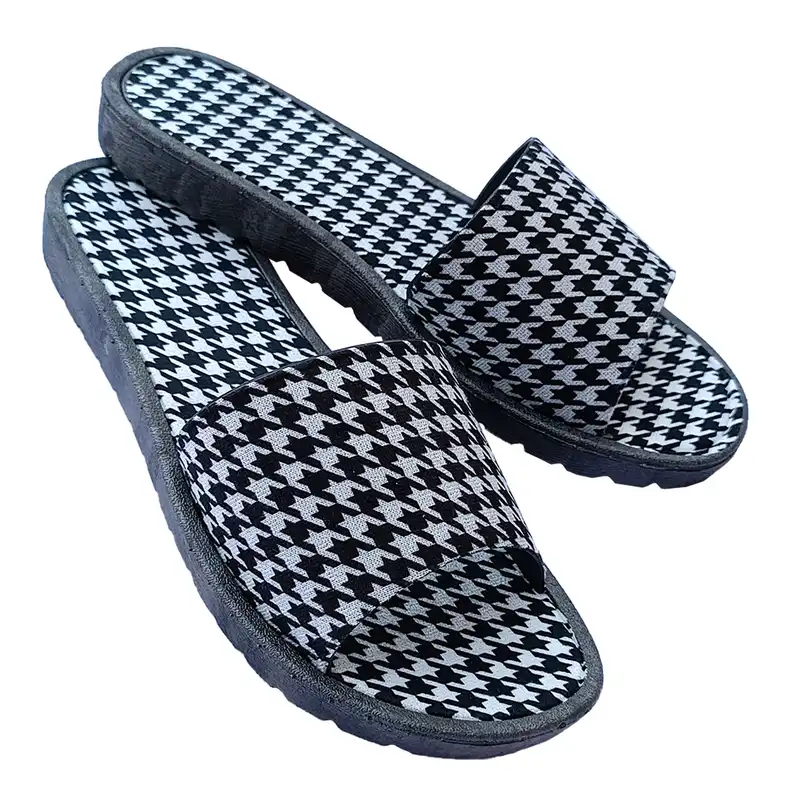 دمپایی زنانه باتو مدل پیچازی