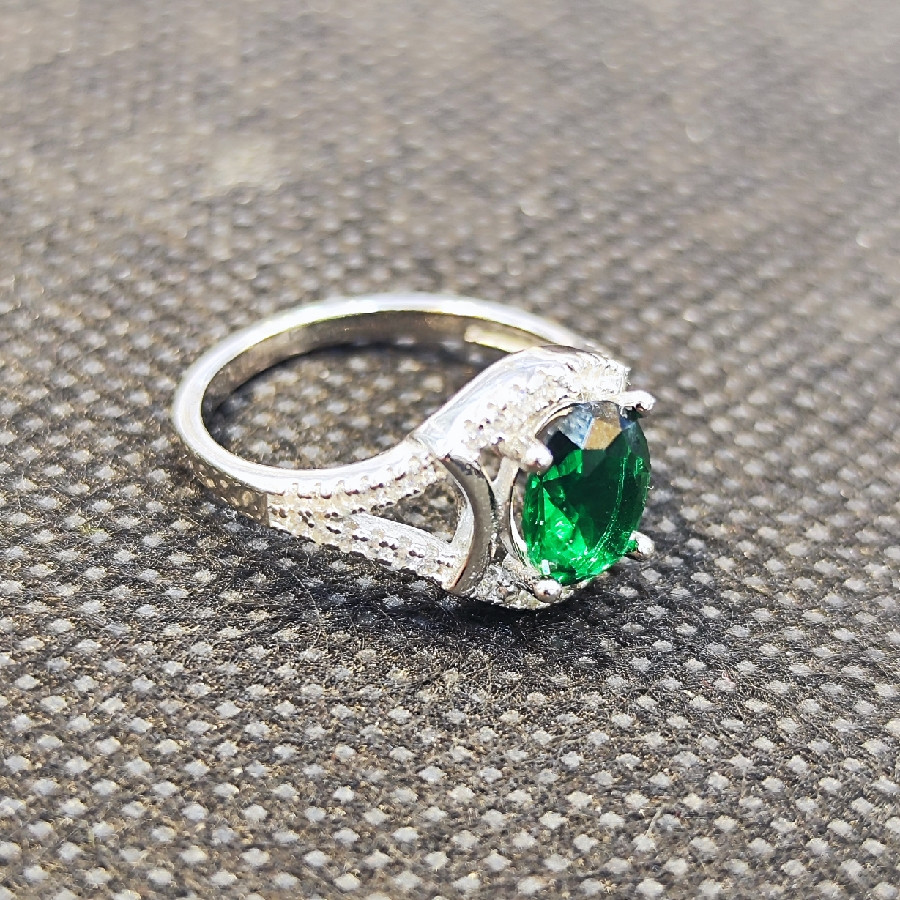 انگشتر نقره زنانه مدل سنگ زمرد کد 65 انگشتر نقره زنانه مدل سنگ زمرد کد 65