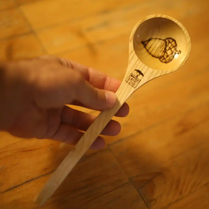 قاشق آجیل خوری چوبی وودلندزون مدل فندق