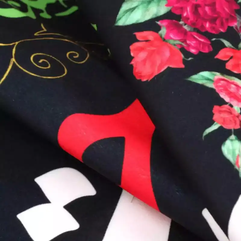 پرچم خدمتگزاران مدل کتیبه محرم طرح گلدار این خانه عزادار حسین است کد 40002321