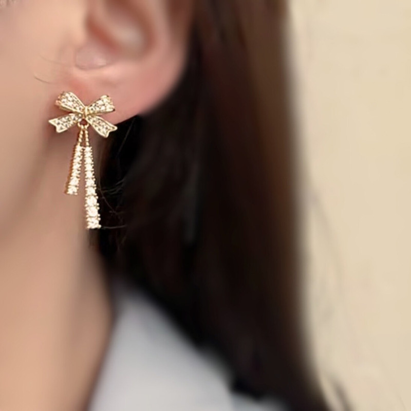 گوشواره میخی زنانه مدل پاپیون نگین دار