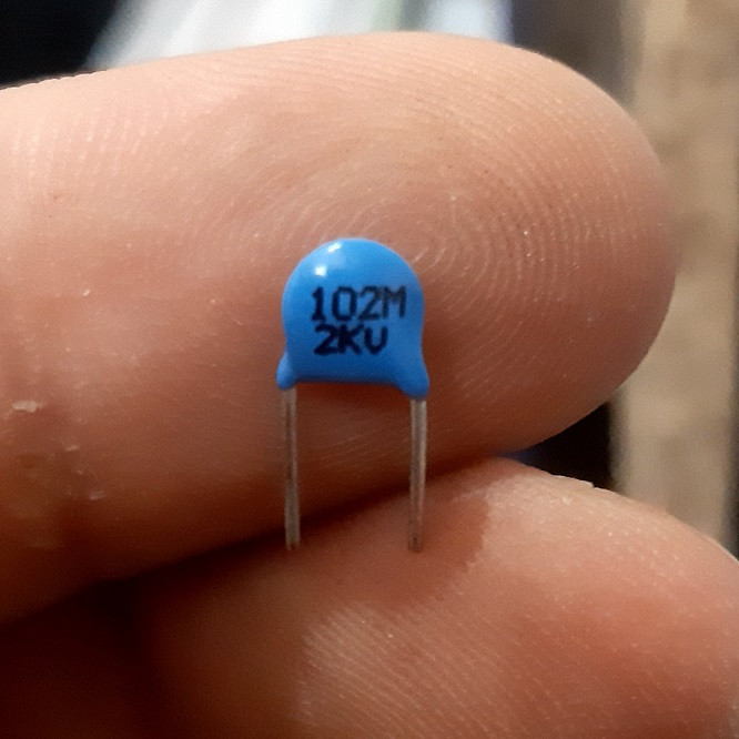 خازن 1 نانوفاراد 2 کیلو ولت مدل disc 102M 2Kv بسته 10 عددی
