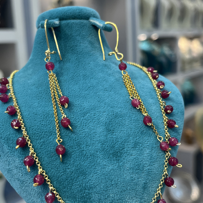 نیم ست نقره زنانه مدل دستساز با روکش طلا مزین به یاقوت نیم ست نقره زنانه مدل دستساز با روکش طلا مزین به یاقوت