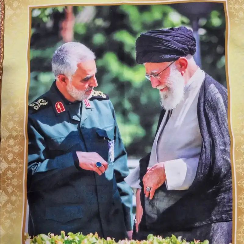 پرچم مدل رهبری و حاج قاسم طرح دالبری