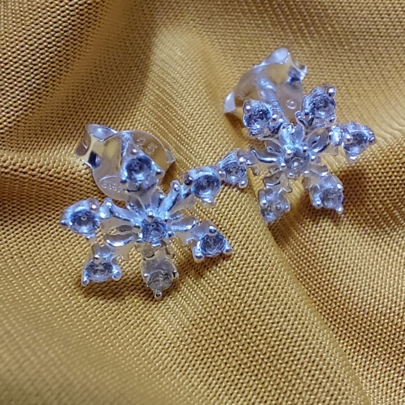 گوشواره نقره زنانه مدل دانه برف 2 گوشواره نقره زنانه مدل دانه برف 2