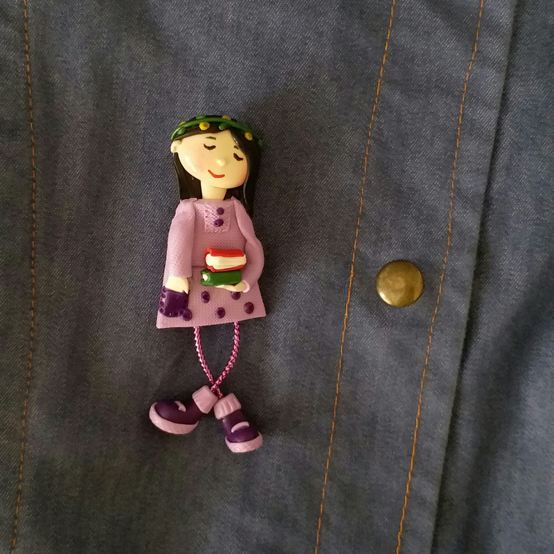 سنجاق سینه زنانه مدل دختر کتاب کد SS102