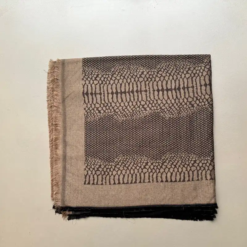 روسری زنانه مدل نخی ژاکارد پوست ماری رسمی چهارفصل قواره بزرگ 140 کد 12