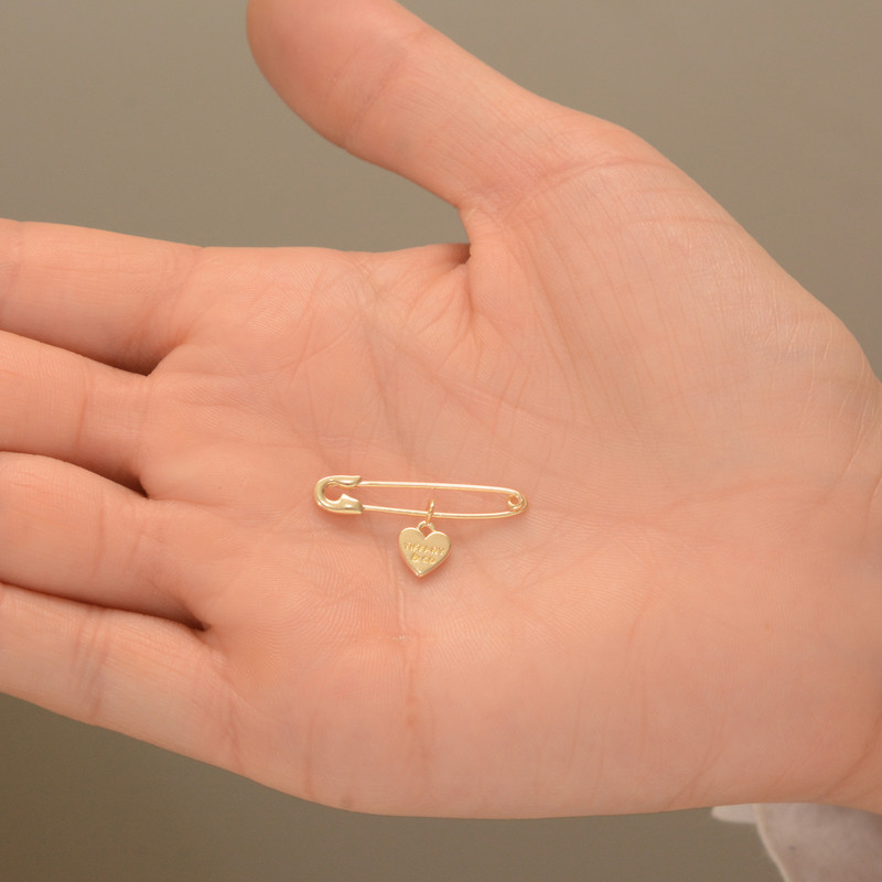 سنجاق سینه طلا 18 عیار طلای مستجابی مدل قلب کد 2 سنجاق سینه طلا 18 عیار طلای مستجابی مدل قلب کد 2