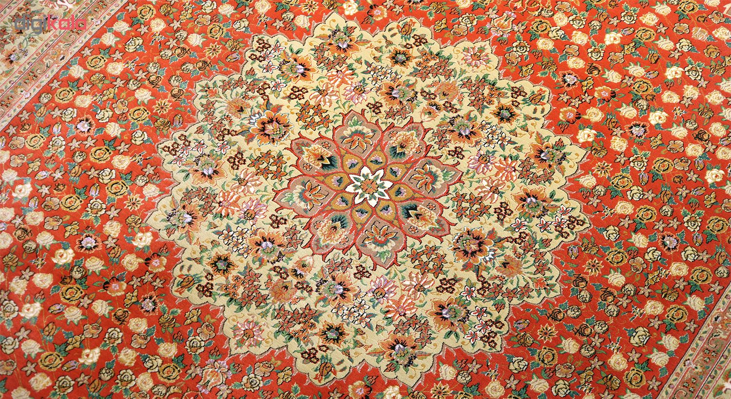 فرش ماشینی رادین اصفهان طرح گل رز رنگ زمینه گوجه ای