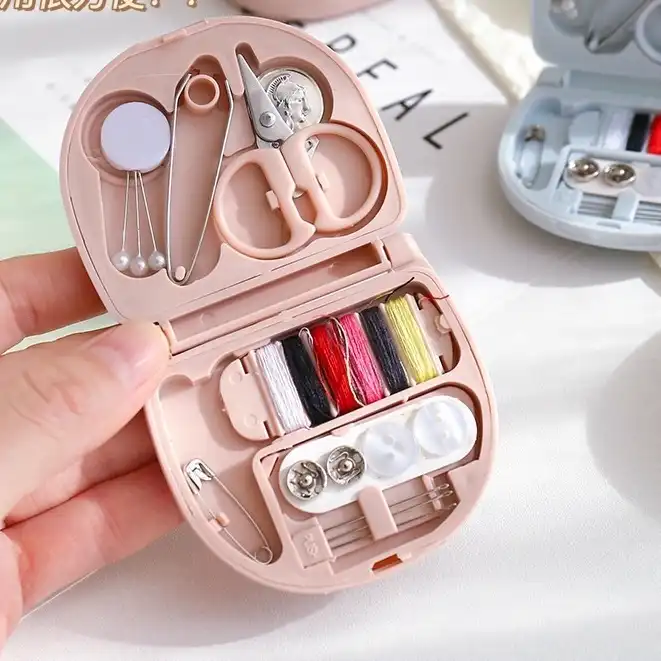 جعبه ابزار خیاطی مدل مسافرتی طرح توت فرنگی مجموعه 20 عددی